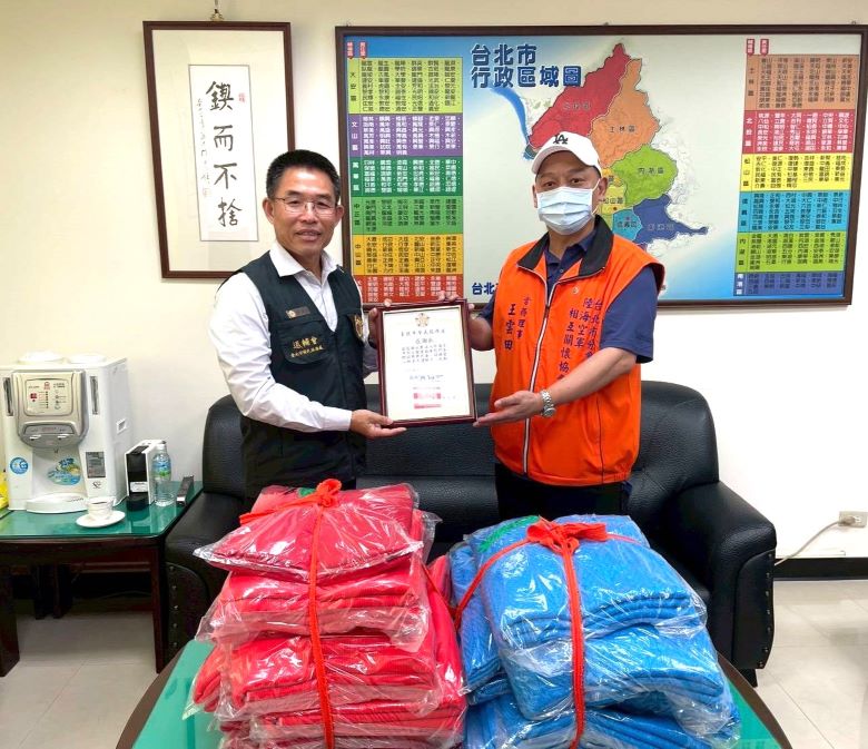 攜手傳遞溫暖 臺北榮服處結合民間強化榮民眷照顧 23 《圖說》臺北市榮服處長黃信仁回贈新任分會長王雲田感謝狀。〈臺北市榮服處提供〉