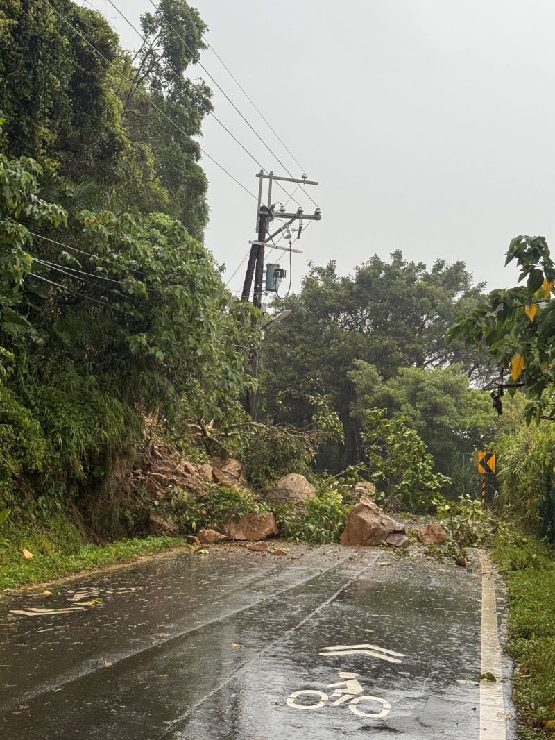 台電北西區處災損完成95%復電 三峽700戶待道路搶通 3 《圖說》因落石阻擋致車輛無法進入搶修。〈北西區處提供〉