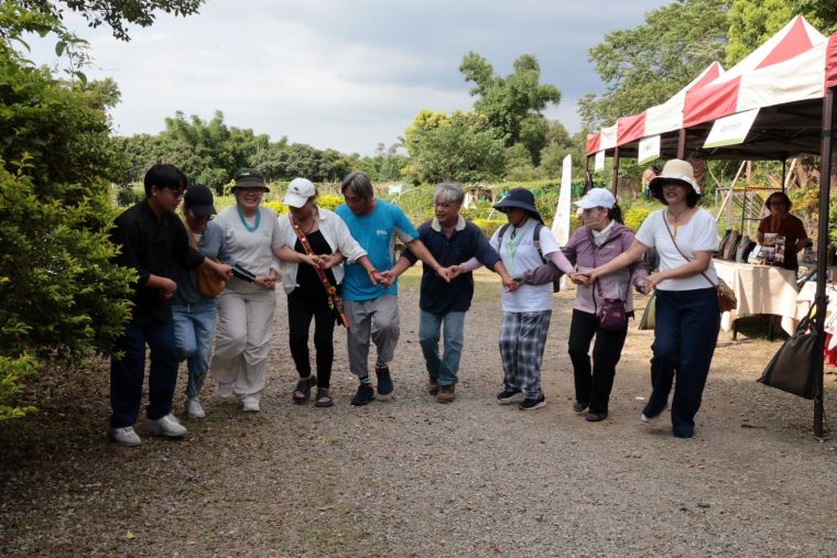 從土地到餐桌 三峽Lipahak市集傳承部落生活智慧 28 《圖說》民眾跟著農園Ina牽手圍舞,把豐收喜悅一起跳起來。〈原民局提供〉