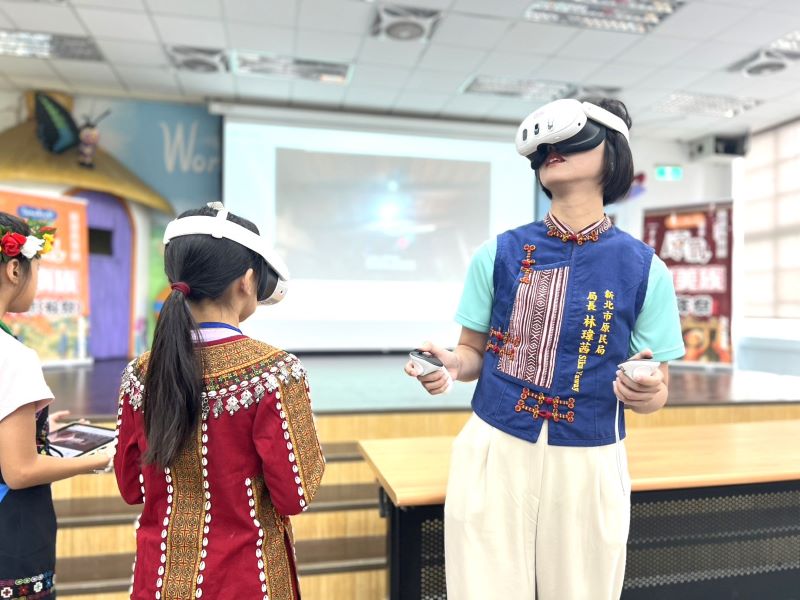 暑假學族語戴上VR逛部落 新北原氣育樂營吸睛 18 《圖說》新北市原民局長林瑋茜和學生們體驗VR沉浸式數位教材,透過虛擬實境走進原住民族傳統家屋與部落場景。〈原民局提供〉