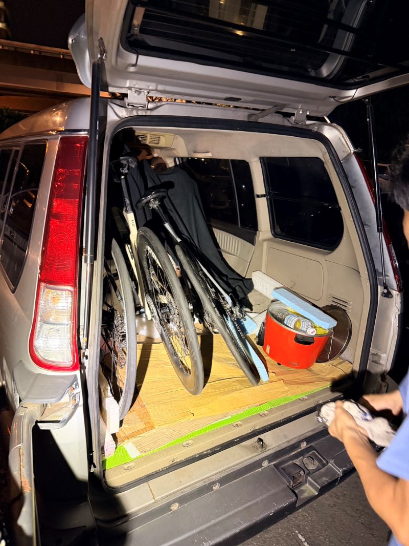 專挑未上鎖高價單車下手 永和警循線逮2嫌起回4輛失車 49 《圖說》貨車後車廂查獲3輛遭竊腳踏車。〈永和分局提供〉