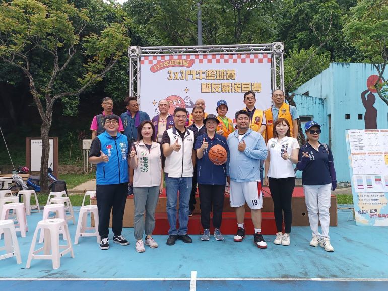 中和三對三籃球賽尬球技 六組選手同場較勁 36 《圖說》中和區公所今天在錦和運動公園籃球場舉辦「115年中和區三對三鬥牛籃球賽」合影,為區長楊薏霖。〈中和區公所提供〉