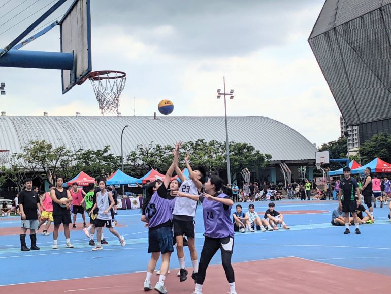 中和三對三籃球賽尬球技 六組選手同場較勁 38 《圖說》中和區公所三對三鬥牛籃球賽球員積極拚戰,場邊觀眾則不時為精彩進球及防守喝采。〈中和區公所提供〉