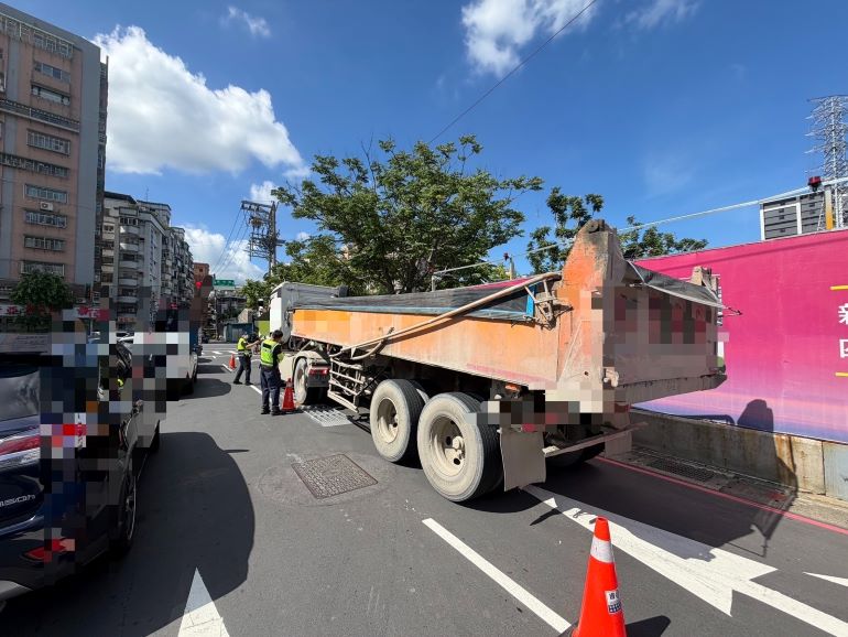 機動地磅攔查 中和警雙管齊下嚴查大型車違規 11 《圖說》中和警今年迄今已取締大型車各項交通違規共2,085件,裁罰總金額已逾百萬元,顯示警方持續加強取締違規,展現維護交通秩序的決心。〈中和分局提供〉