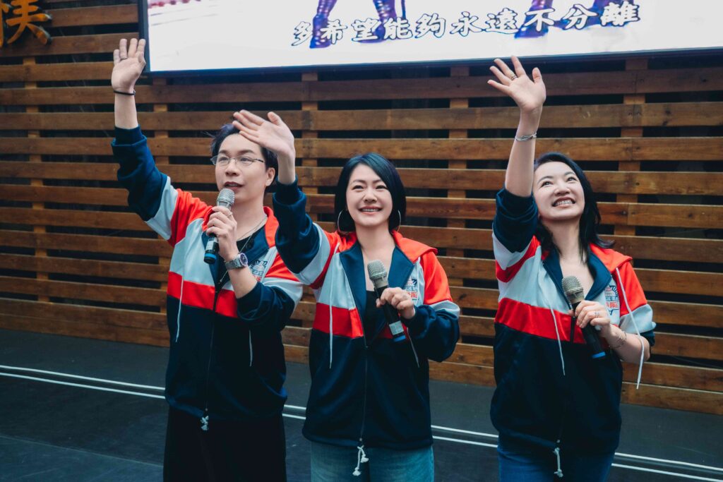 《不熙娣》神還原華岡傳奇!大S「1句話逼退惡學姐」氣勢震懾全場 38 %E5%9C%96%E8%AA%AA%EF%BC%9A%EF%BC%88%E5%B7%A6%EF%BC%89%E6%B4%BE%E7%BF%A0%E5%85%8B%E3%80%81%E5%B0%8FS%E3%80%81%E9%98%BF%E9%9B%85%E9%87%8D%E8%BF%94%E6%AF%8D%E6%A0%A1%E3%80%82%EF%BC%88%E8%B3%87%E6%96%99%E4%BE%86%E6%BA%90%EF%BC%9A%E6%9D%B1%E6%A3%AE%E7%B6%9C%E5%90%88%E5%8F%B0%E6%8F%90%E4%BE%9B%EF%BC%89