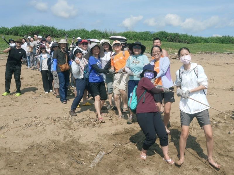 從照顧健康到守護環境 土城醫院北海岸淨灘落實ESG 38 《圖說》土城醫院同仁齊力拉繩體驗傳承百年的在地傳統牽罟捕魚文化。〈土城醫院提供〉