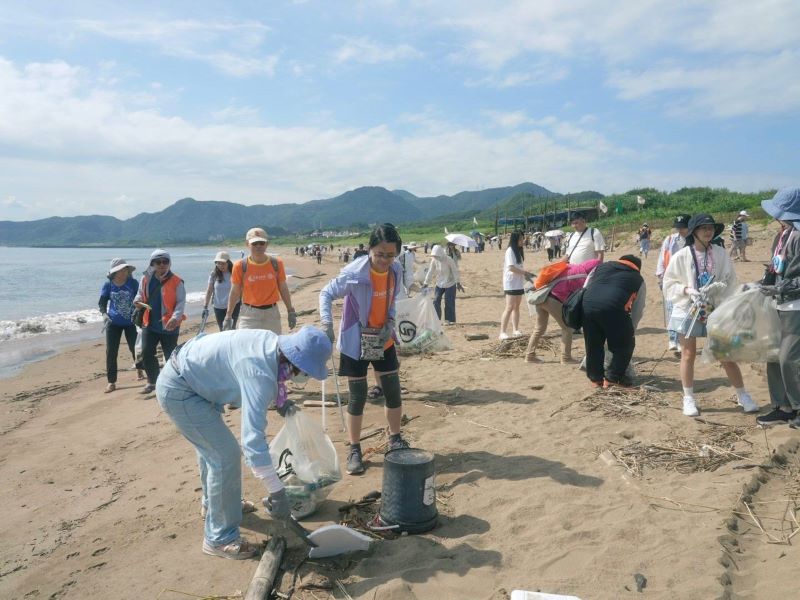從照顧健康到守護環境 土城醫院北海岸淨灘落實ESG 37 《圖說》土城醫院淨灘守護環境,落實企業社會責任,攜手打造健康、永續的生活環境。〈土城醫院提供〉