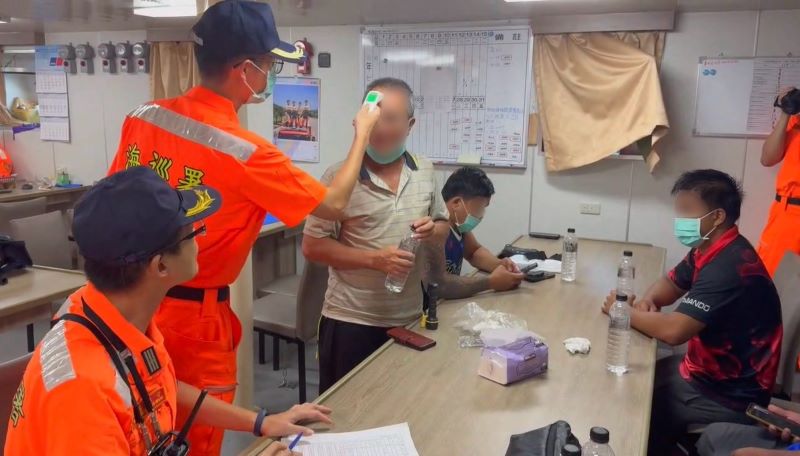 漁船惡火漂流近10小時 海巡八里艦夜奔50浬救起6船員 5 《圖說》海巡人員檢查獲救人員身體狀況。〈海巡署艦隊分署提供〉