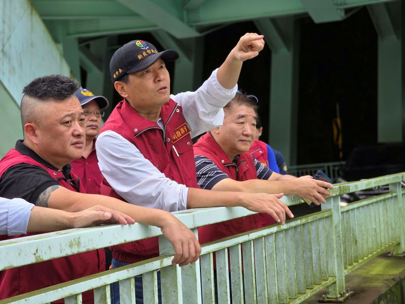 烏來南勢溪水位下降 北107線搶通恢復通行 8 《圖說》朱惕之副市長(右二)與工務局長馮兆麟(右一)、烏來區長周至剛(右三)視察南勢溪。〈工務局提供〉
