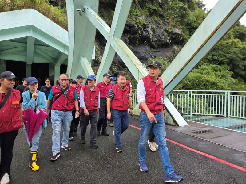 烏來南勢溪水位下降 北107線搶通恢復通行 9 《圖說》朱惕之副市長(右一)率領市府團隊勘查烏來老街覽勝橋及南勢溪水位情形,水位已逐下降,橋梁維持正常通行。〈工務局提供〉