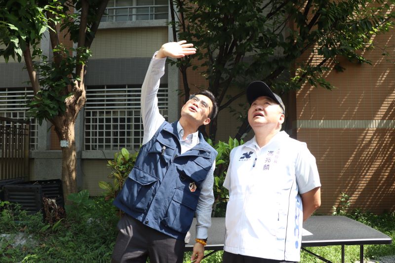 板橋分館拆除重建啟動 侯:打造閱讀與社福共融新地標 7 《圖說》工務局長馮兆麟(右)與拆除大隊長陳德儒(左)檢視新北市立圖書館板橋分館拆除重建工程。〈工務局提供〉