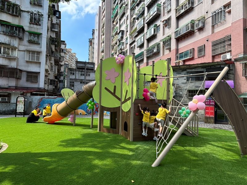 新店第22座共融綠地 安成公園打造櫻花遊戲場啟用 27 《圖說》櫻花造型特色遊具,讓孩子們盡情玩樂。〈新店區公所提供〉