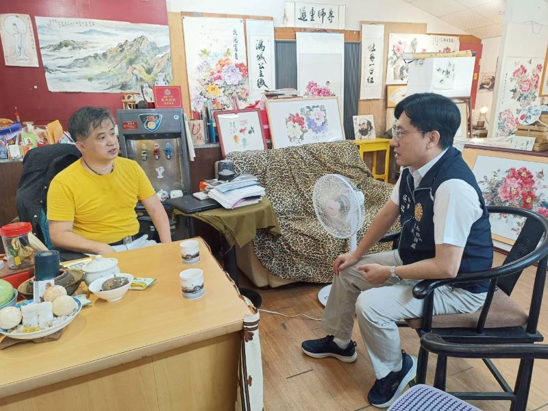 守護高齡榮民眷 南投榮服處結合後備力量啟動安心御老平台 37 《圖說》吳瑞得總幹事(右)拜會南投縣後備指揮部集集地區輔導中心主任蔡秉軒(左)。〈南投榮服處提供〉