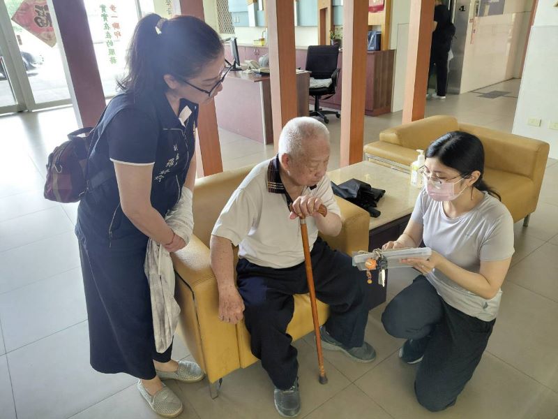 提前規劃安心晚年生活 南投榮服處陪高齡獨居榮民參訪榮家 25 《圖說》南投縣榮服處副處長羅婷婷(左)陪伴榮民林伯伯(中)參訪雲林榮家。〈南投榮服處提供〉