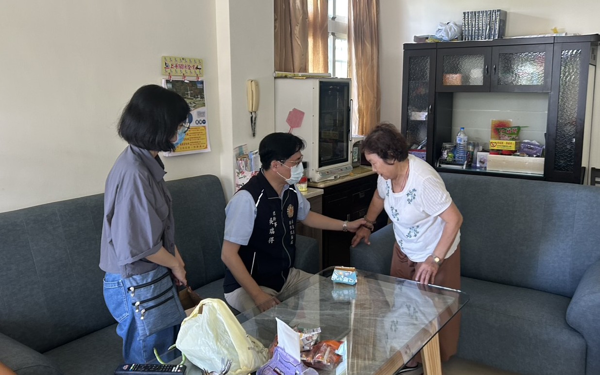 南投榮服處訪獨居榮民眷 關懷生活並提醒防颱整備 5 《圖說》南投縣榮服處總幹事吳瑞得(中)訪視遺眷黃媽媽(右)。〈南投縣榮服處提供〉