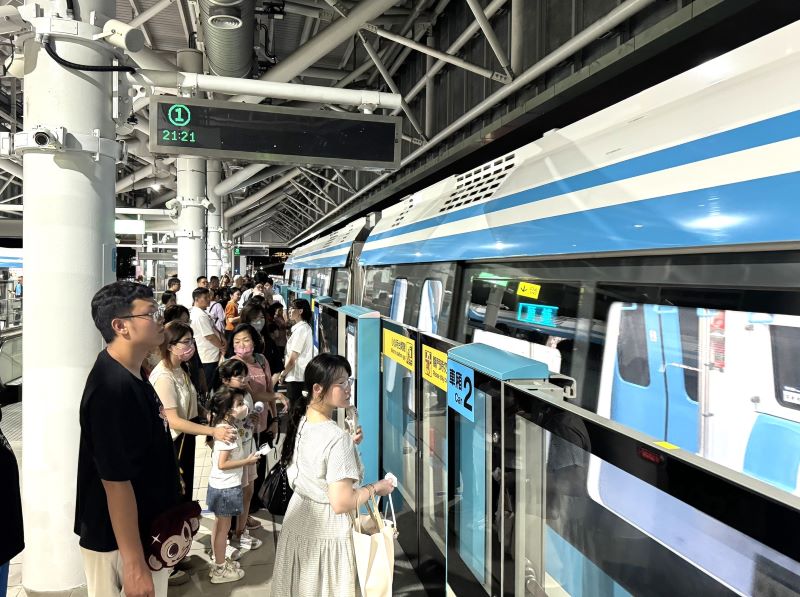 人氣續升溫首月運量破90萬人次 三鶯線免費搭乘延至8月底 49 《圖說》三鶯線試營運搭乘熱度持續攀升,8月1日起將試營運時間延長至每天上午8時至晚間10時,全線免費搭乘措施也同步延長至8月31日。〈新北捷運公司提供〉