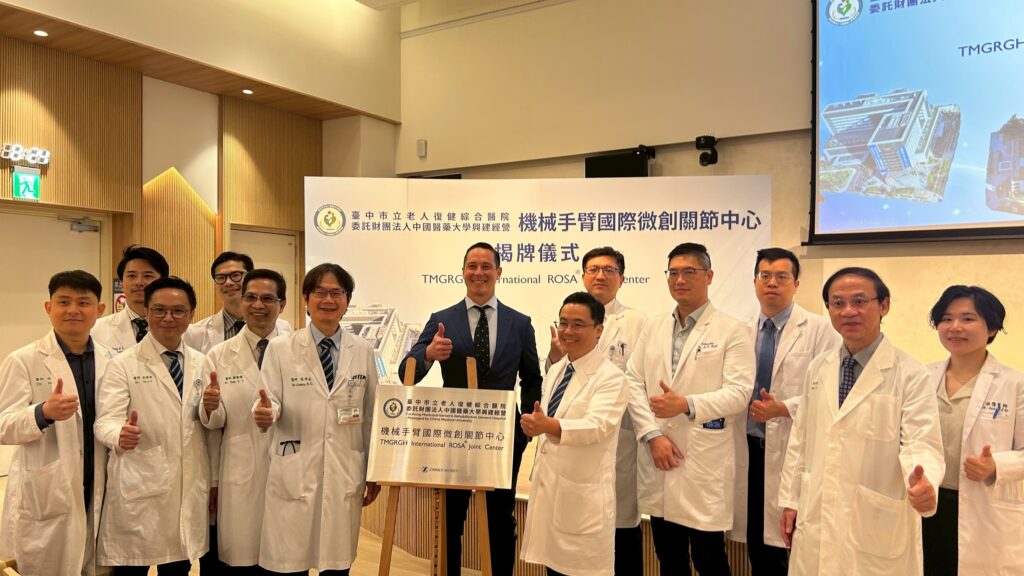 中醫大市立醫院成立「機械手臂國際微創關節置換中心」 國際認證打造亞太區示範教學中心 50 %E6%8F%AD%E7%89%8C%E5%90%88%E7%85%A7%E7%AC%91