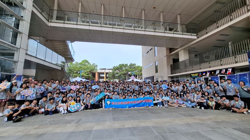 連5屆獲獎件數稱霸全國 新北科展再傳捷報 25 《圖說》新北市於第66屆全國中小學科學展覽會榮獲縣市團體獎第三名,共50件作品獲獎,其中3件榮獲全國第一,展現新北深耕科學教育的豐碩成果。〈教育局提供〉