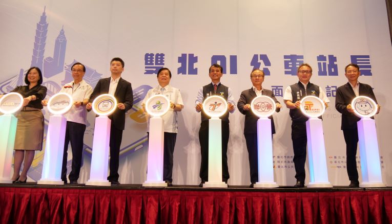 雙北AI公車站長上路 公車資訊國、台、英語攏嘛通! 12 《圖說》雙北AI公車站長今天起上線。〈交通局提供〉