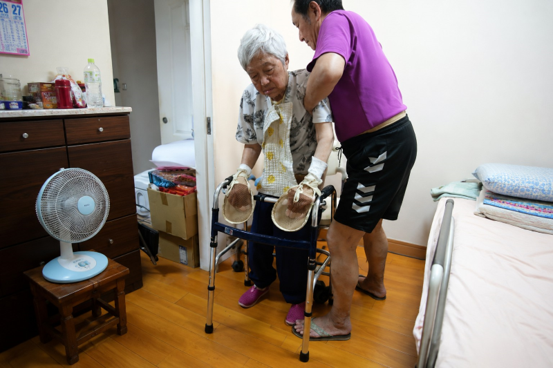 從陪伴到承擔 新北11位孝行典範用愛守護家人 34 《圖說》吳澤欣耐心攙扶母親練習行走,以細心陪伴守護母親的生活自理能力。〈教育局提供〉