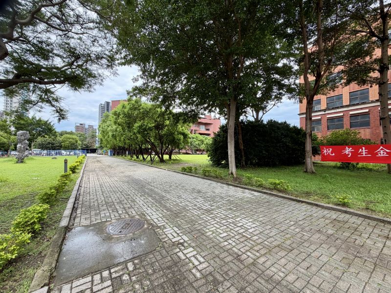 侯友宜視察分科測驗考場整備 新北4考場今下午開放看考場 25 《圖說》各考場均已完成校園環境巡檢與清理等作業。〈教育局提供〉
