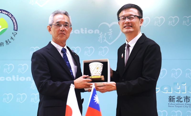 深化台日教育合作拓展學生國際視野 新北與鹿屋市簽MOU 17 《圖說》張明文局長〈右〉致贈,由鶯歌高職學生所設計,象徵教育的作品-木鐸杯。〈教育局提供〉