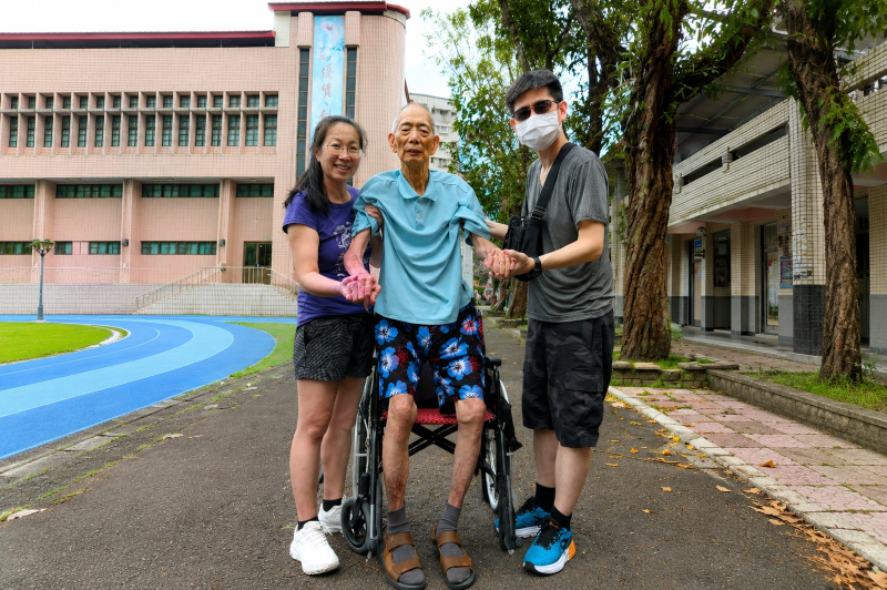從陪伴到承擔 新北11位孝行典範用愛守護家人 35 《圖說》林佳樺陪伴公公練習行走,以耐心與陪伴守護長輩健康。〈教育局提供〉