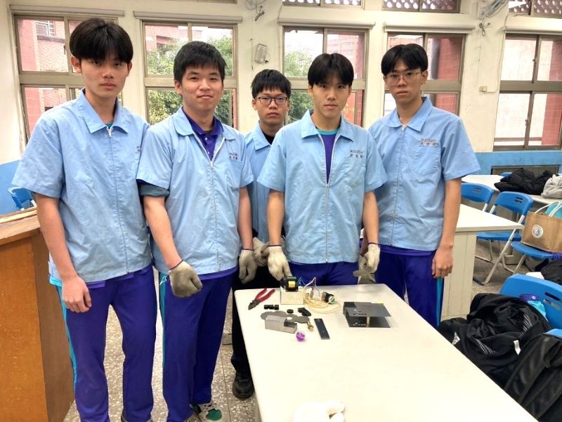 新北技高生升學豐收 逾2,300人錄取 312人國立大學 10 《圖說》 三重商工板金科林子佑同學(左二)錄取國立臺北科技大學工業工程與管理系。〈教育局提供〉