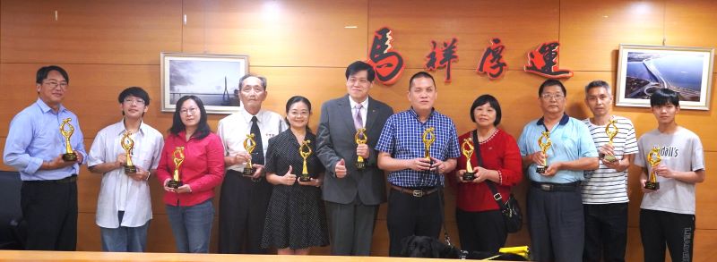 從陪伴到承擔 新北11位孝行典範用愛守護家人 33 《圖說》獲表揚孝行楷模左起;簡朝鑫、廖建程、林佳樺、吳澤欣、林素華、冉宜民、張晉豪、陳秀玲、連明祥。〈教育局提供〉
