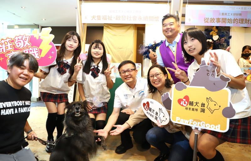 課堂走入社區 新北技職14項永續行動成果亮相 17 《圖說》教育局長張明文現場體驗攤位-莊敬工家美容美髮科與心輔犬培育團隊合作。〈教育局提供〉
