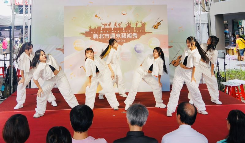 新北週末藝術秀登場 41組學生團隊能量點亮暑假 27 《圖說》樹人家商影劇科學生以充滿節奏感的韓風舞蹈揭開序幕。〈教育局提供〉