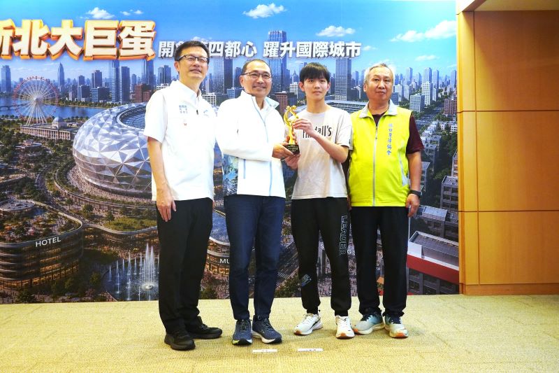 從陪伴到承擔 新北11位孝行典範用愛守護家人 37 《圖說》孝行楷模佳林國中陳旭威同學(右二)與市長侯友宜合照。〈教育局提供〉