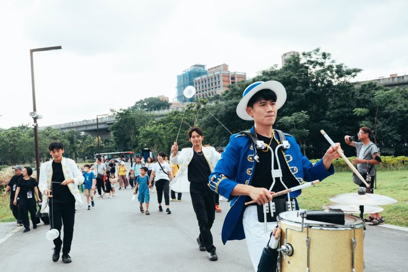 暑假走進新美館 戶外劇場結合藝術展演與永續體驗 6 《圖說》8月1日、2日兩天,將由多組街頭藝術家帶來移動式巡演及定點演出。〈文化局提供〉
