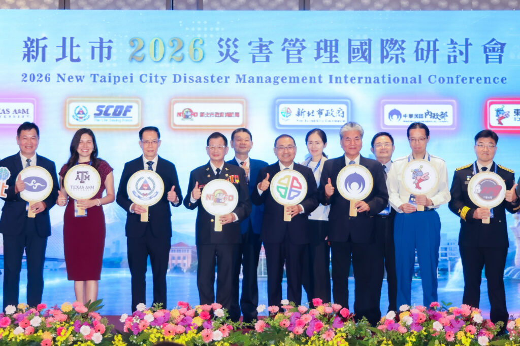 「新北市2026災害管理國際研討會」 侯友宜:借重國際經驗提升防災韌性 24 %E6%96%B0%E5%8C%97%E5%B8%82%E6%94%BF%E5%BA%9C%E8%88%89%E8%A1%8C%E3%80%8C%E6%96%B0%E5%8C%97%E5%B8%822026%E7%81%BD%E5%AE%B3%E7%AE%A1%E7%90%86%E5%9C%8B%E9%9A%9B%E7%A0%94%E8%A8%8E%E6%9C%83%E3%80%8D%EF%BC%8C%E9%82%80%E9%9B%86%E7%BE%8E%E5%9C%8B%E3%80%81%E6%97%A5%E6%9C%AC%E3%80%81%E5%8D%97%E9%9F%93%E3%80%81%E6%96%B0%E5%8A%A0%E5%9D%A1%E7%AD%89%E5%9C%8B%E9%9A%9B%E9%98%B2%E6%95%91%E7%81%BD%E5%B0%88%E5%AE%B6%E3%80%81%E4%B8%AD%E5%A4%AE%E9%83%A8%E6%9C%83%E9%95%B7%E5%AE%98%E5%8F%8A%E5%90%84%E7%B8%A3%E5%B8%82%E9%98%B2%E7%81%BD%E5%A4%A5%E4%BC%B4%E7%B6%93%E9%A9%97%E4%BA%A4%E6%B5%81