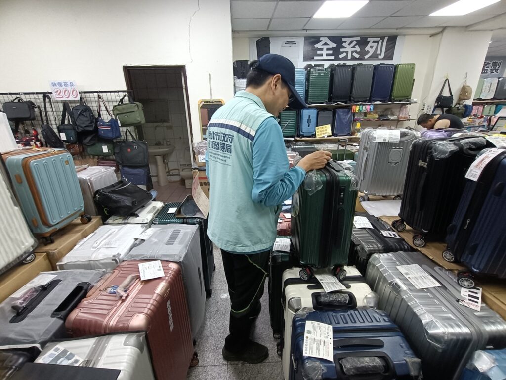 旅遊用品商品標示大抽查 新北市府把關放心買 16 %E6%96%B0%E5%8C%97%E5%B8%82%E7%B6%93%E7%99%BC%E5%B1%80%E9%87%9D%E5%B0%8D%E8%BD%84%E5%85%A7%E5%95%86%E5%AE%B6%E8%BE%A6%E7%90%86%E6%97%85%E9%81%8A%E5%95%86%E5%93%81%E5%B0%88%E6%A1%88%E6%8A%BD%E6%9F%A5%EF%BC%8C%E6%9B%BF%E5%B8%82%E6%B0%91%E6%9C%8B%E5%8F%8B%E6%8A%8A%E9%97%9C%E3%80%82