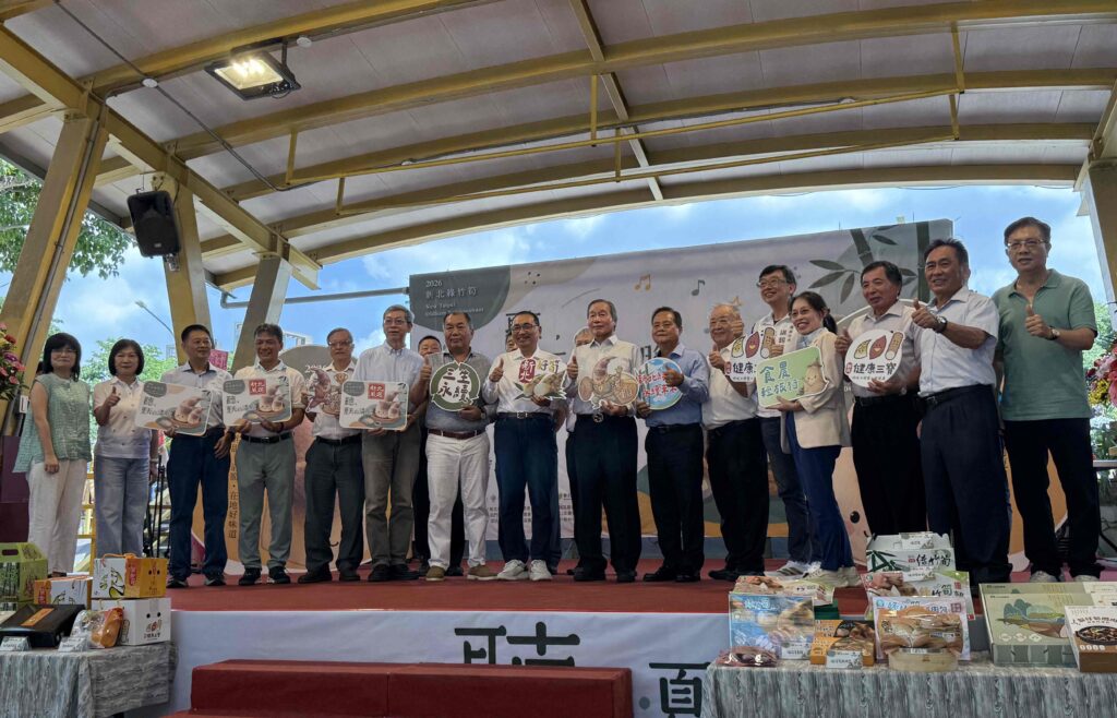 新北綠竹筍制霸全國 狂攬十獎、包辦雙料四連霸 42 %E6%96%B0%E5%8C%97%E5%B8%82%E9%95%B7%E4%BE%AF%E5%8F%8B%E5%AE%9C%E5%87%BA%E5%B8%AD%E3%80%8C115%E5%B9%B4%E6%96%B0%E5%8C%97%E5%81%A5%E5%BA%B7%E4%B8%89%E5%AF%B6 %E7%B6%A0%E7%AB%B9%E7%AD%8D%E9%A0%92%E7%8D%8E%E5%85%B8%E7%A6%AE%E6%9A%A8%E5%B1%95%E5%94%AE%E6%9C%83%E3%80%8D%E9%A0%92%E8%B4%88%E8%B3%80%E5%8C%BE%E8%88%87%E7%8D%8E%E5%BA%A7%EF%BC%8C%E8%82%AF%E5%AE%9A%E7%8D%B2%E7%8D%8E%E7%AD%8D%E8%BE%B2%E7%B2%BE%E7%9B%8A%E6%B1%82%E7%B2%BE%E7%9A%84%E6%A0%BD%E5%9F%B9%E6%8A%80%E8%A1%93%EF%BC%8C%E7%82%BA%E6%96%B0%E5%8C%97%E8%BE%B2%E7%94%A2%E5%86%8D%E5%89%B5%E8%80%80%E7%9C%BC%E4%BD%B3%E7%B8%BE