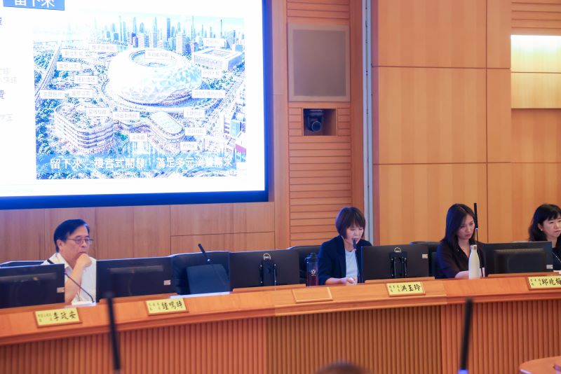 新北大巨蛋花落樹林機五 5萬席場館拚2032啟動興建 14 《圖說》新北市體育局長洪玉玲,今日在市政會議報告說明新北大巨蛋選址評選結果。〈市府提供〉