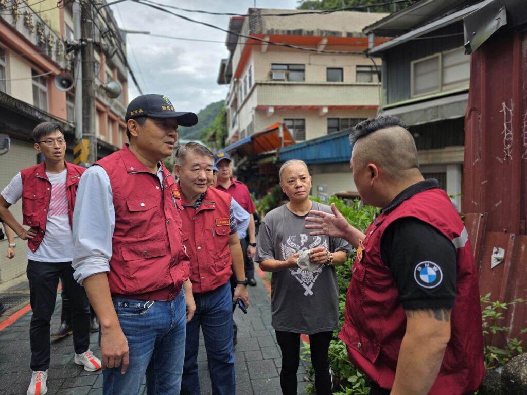 朱惕之挺進烏來視察 覽勝橋未達警戒、市府24小時嚴密監測 30 %E6%9C%B1%E6%83%95%E4%B9%8B%E5%89%AF%E5%B8%82%E9%95%B7%E5%B7%A6%E4%BA%8C%E8%88%87%E5%B7%A5%E5%8B%99%E5%B1%80%E9%95%B7%E9%A6%AE%E5%85%86%E9%BA%9F%E5%B7%A6%E4%B8%89%E4%B8%80%E5%90%8C%E8%A6%96%E5%AF%9F%E7%83%8F%E4%BE%86%E8%80%81%E8%A1%97%EF%BC%8C%E9%97%9C%E5%BF%83%E5%9C%A8%E5%9C%B0%E5%B1%85%E6%B0%91%E4%BA%86%E8%A7%A3%E7%9B%B8%E9%97%9C%E9%9C%80%E6%B1%82