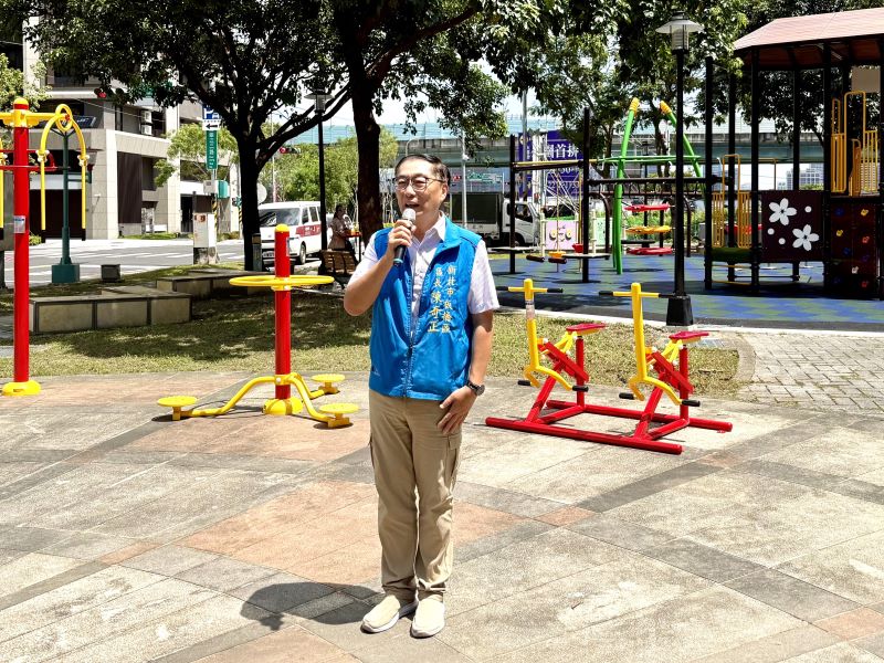 板橋多元親子休憩新亮點 華江123木頭園遊戲場啟用 44 《圖說》板橋區長所陳奇正表示,遊戲場以「多元遊戲、共融使用、安全陪伴」為設計核心,讓各年齡層兒童都能依自身能力享受遊戲樂趣。〈板橋區公所提供〉