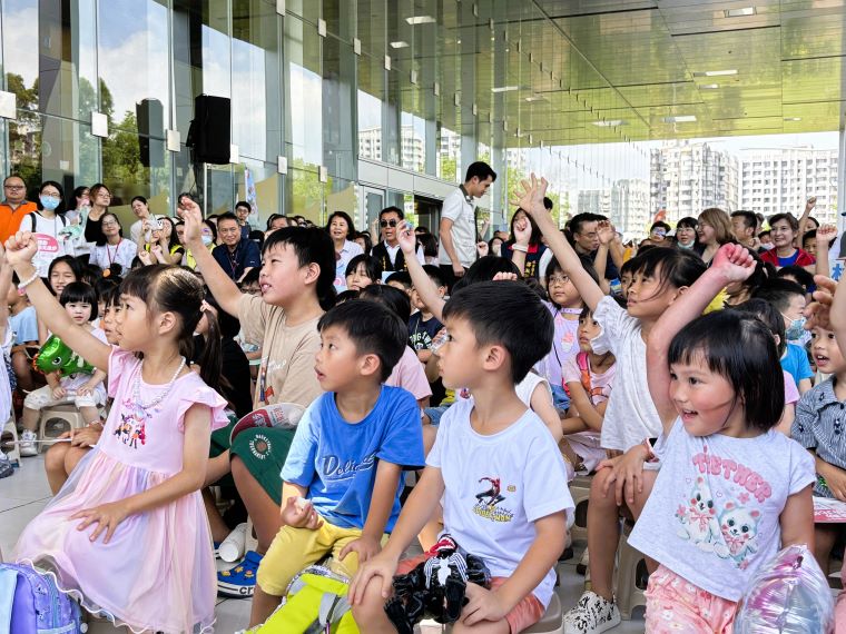 童戲一夏FUN假囉! 新北桃園七區八場免費演出 15 《圖說》現場孩子們熱情加入互動與有獎徵答,場面熱鬧萬分。〈林口區公所提供〉
