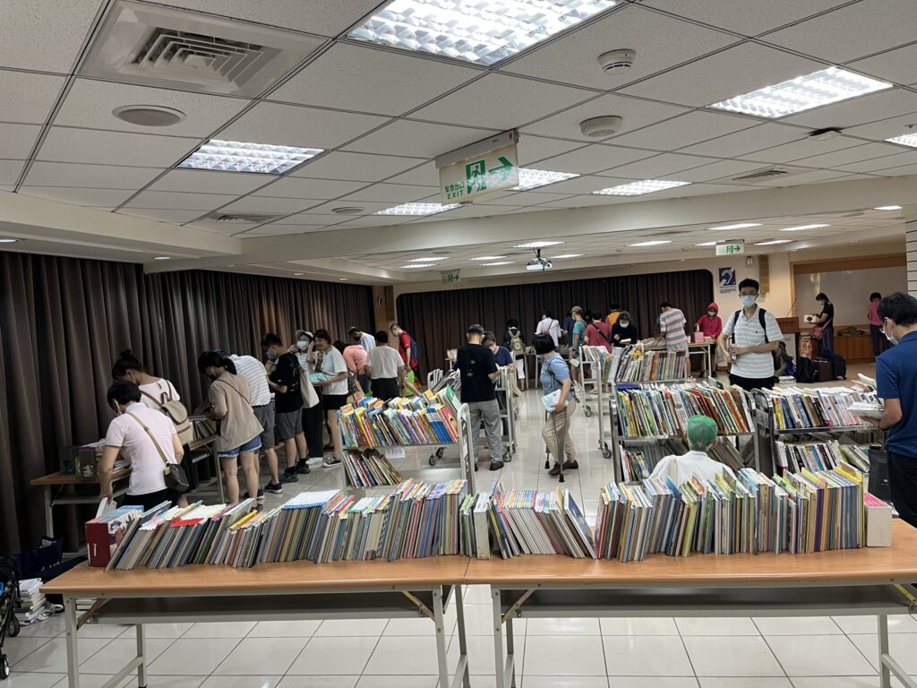 換書還能淘寶! 國臺圖「夏季好書交換」7月8日登場 期刊每本只要10元 39 %E6%AD%B7%E5%B9%B4%E5%A5%BD%E6%9B%B8%E4%BA%A4%E6%8F%9B%E6%B4%BB%E5%8B%95%E7%8F%BE%E5%A0%B4%EF%BC%8C%E6%B0%91%E7%9C%BE%E8%B8%B4%E8%BA%8D%E5%8F%83%E8%88%87%E6%9B%B8%E7%B1%8D%E4%BA%A4%E6%8F%9B%E3%80%82
