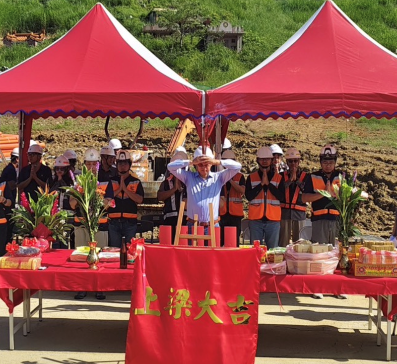 結合公園景觀打造追思新地標 鶯歌第二納骨塔上梁 11 《圖說》殯葬處長陳健民祈求後續工程施工順利、如期完工。〈民政局提供〉