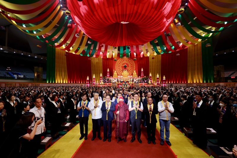 靈鷲山水陸空法會登場 侯友宜供燈祈願生態永續、社會平安 20 《圖說》靈鷲山水陸空大法會,祈求世界眾生和平安樂、生態永續,前排左一民政局長林耀長。〈民政局提供〉