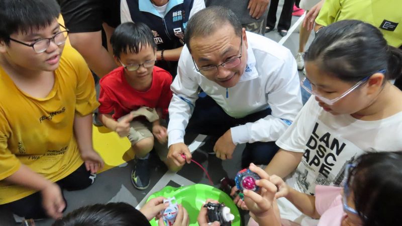 行動治理到樹林 侯友宜視察樹林兩大建設 傾聽基層心聲 7 《圖說》侯友宜和現場孩子們打戰鬥陀螺開心合影。〈民政局提供〉