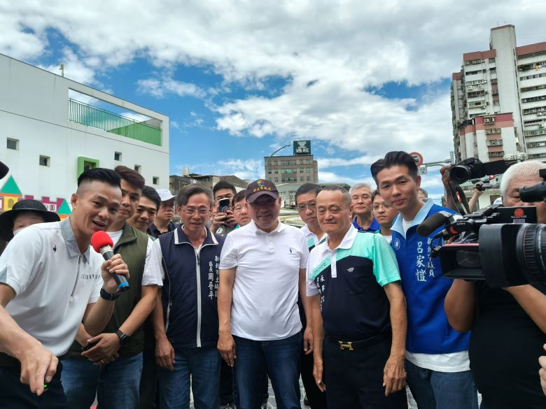 視察土城建設拚全面升級 侯:打造全齡宜居城市 10 《圖說》視察通學廊道期間,侯友宜市長與在地居民親切招呼互動,關心市民對於周邊人本環境改善的實質感受。〈民政局提供〉