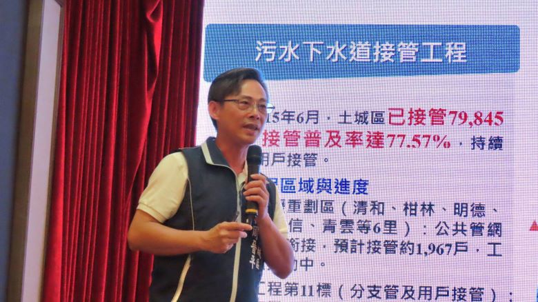 視察土城建設拚全面升級 侯:打造全齡宜居城市 9 《圖說》土城區長周晉平於區政簡報中說明,土城區基礎建設工程皆積極推動中。〈民政局提供〉