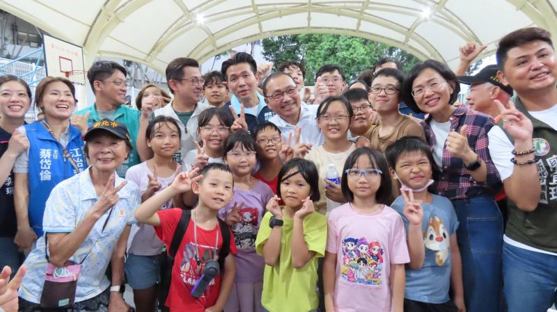 行動治理到樹林 侯友宜視察樹林兩大建設 傾聽基層心聲 6 《圖說》侯友宜市長視察樹林三龍天幕球場,與熱情市民朋友互動自拍。〈民政局提供〉