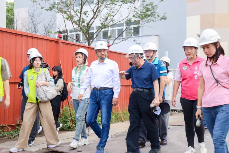 行動治理到板橋廣納建言 侯: 持續打造宜居幸福城市 12 《圖說》侯友宜市長實地視察華僑高中透水保水工程。〈民政局提供〉
