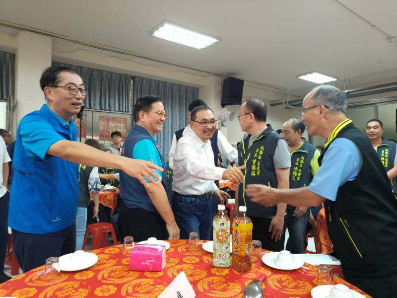 行動治理到板橋廣納建言 侯: 持續打造宜居幸福城市 16 《圖說》侯友宜市長感謝里長們長期協助推動市政。〈民政局提供〉