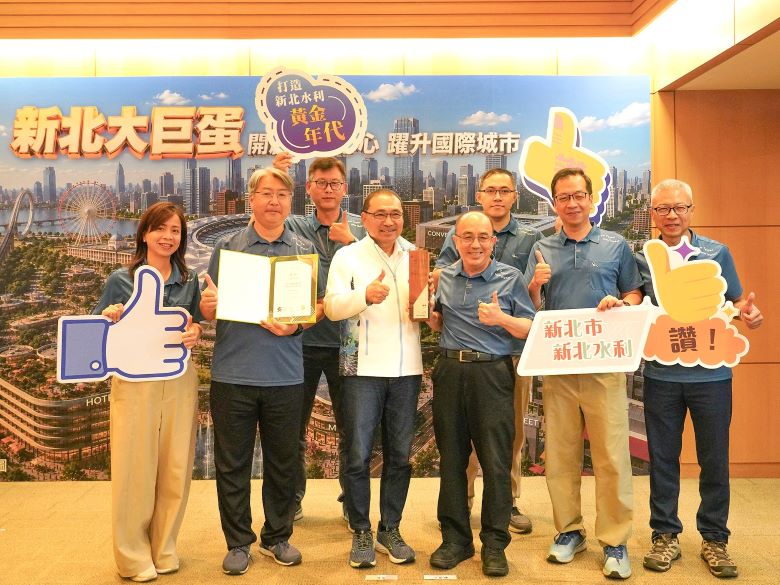 智慧防汛守護城市韌性 新北智慧治水獲IASE影響力創新獎楷模獎 43 《圖說》智慧防汛榮獲2026 IASE影響力創新獎-楷模獎,今日於市政會議中,水利局長宋德仁〈右三〉率團隊,將這份榮耀成績獻給侯友宜市長。〈水利局提供〉